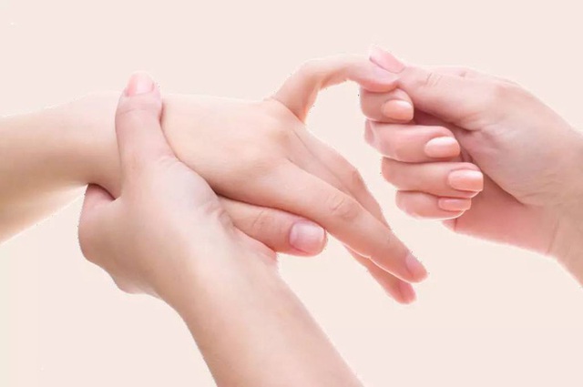 Thường xuyên bị tê mỏi tay, hãy cảnh giác vì nó có thể là dấu hiệu của 5 căn bệnh nguy hiểm này - Ảnh 4.