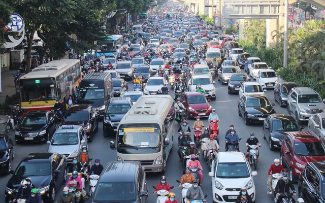 Ùn tắc do sự gia tăng xe cá nhân quá nhiều trên đường phố Hà Nội (Ảnh chụp tháng 6/2021)