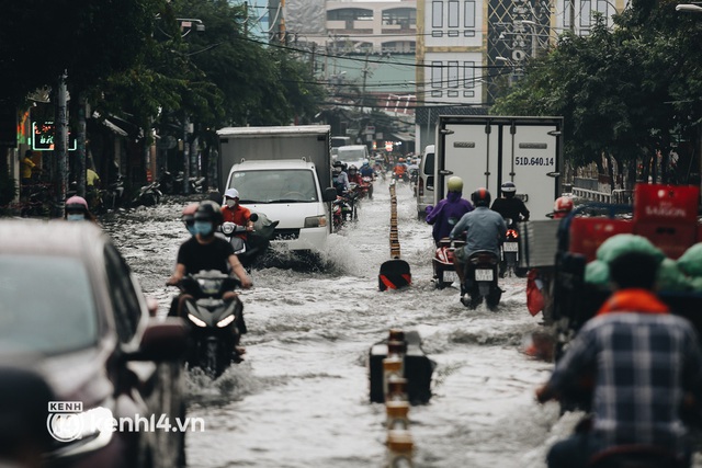  Ảnh: Hàng loạt tuyến đường Sài Gòn ngập nặng sau cơn mưa 30 phút, người dân bì bõm đẩy xe về nhà - Ảnh 2.