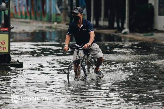  Ảnh: Hàng loạt tuyến đường Sài Gòn ngập nặng sau cơn mưa 30 phút, người dân bì bõm đẩy xe về nhà - Ảnh 11.