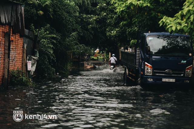  Ảnh: Hàng loạt tuyến đường Sài Gòn ngập nặng sau cơn mưa 30 phút, người dân bì bõm đẩy xe về nhà - Ảnh 12.
