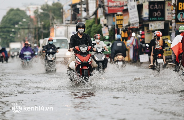  Ảnh: Hàng loạt tuyến đường Sài Gòn ngập nặng sau cơn mưa 30 phút, người dân bì bõm đẩy xe về nhà - Ảnh 14.