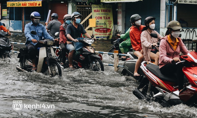  Ảnh: Hàng loạt tuyến đường Sài Gòn ngập nặng sau cơn mưa 30 phút, người dân bì bõm đẩy xe về nhà - Ảnh 3.