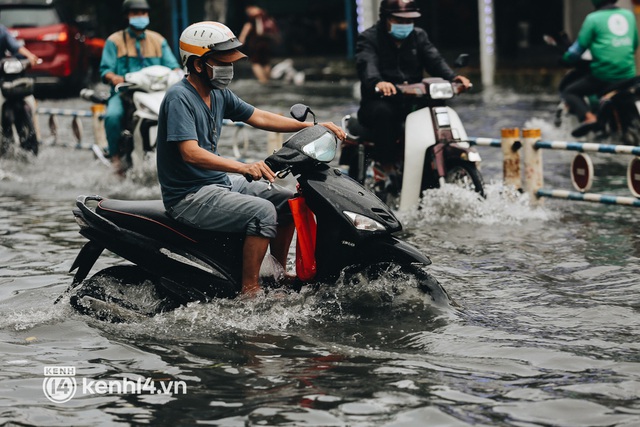  Ảnh: Hàng loạt tuyến đường Sài Gòn ngập nặng sau cơn mưa 30 phút, người dân bì bõm đẩy xe về nhà - Ảnh 4.
