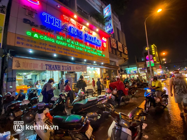  Chưa ngày 20/10 nào như năm nay: Dân Sài Gòn đội mưa đi mua vịt quay, heo quay về ăn, dăm ba cái hoa làm gì có tuổi! - Ảnh 4.