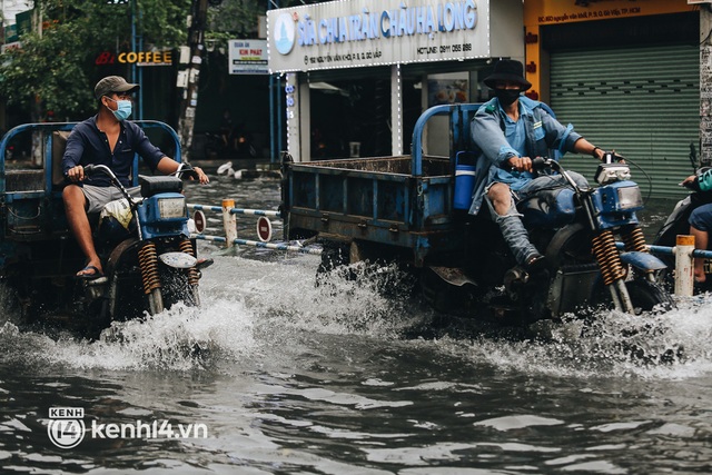  Ảnh: Hàng loạt tuyến đường Sài Gòn ngập nặng sau cơn mưa 30 phút, người dân bì bõm đẩy xe về nhà - Ảnh 5.