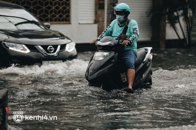  Ảnh: Hàng loạt tuyến đường Sài Gòn ngập nặng sau cơn mưa 30 phút, người dân bì bõm đẩy xe về nhà - Ảnh 6.