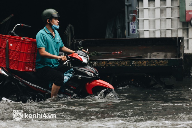 Ảnh: Hàng loạt tuyến đường Sài Gòn ngập nặng sau cơn mưa 30 phút, người dân bì bõm đẩy xe về nhà - Ảnh 7.