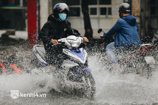  Ảnh: Hàng loạt tuyến đường Sài Gòn ngập nặng sau cơn mưa 30 phút, người dân bì bõm đẩy xe về nhà - Ảnh 8.