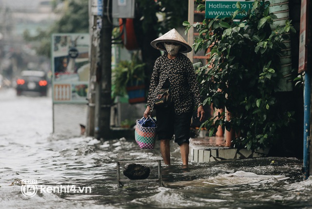  Ảnh: Hàng loạt tuyến đường Sài Gòn ngập nặng sau cơn mưa 30 phút, người dân bì bõm đẩy xe về nhà - Ảnh 10.