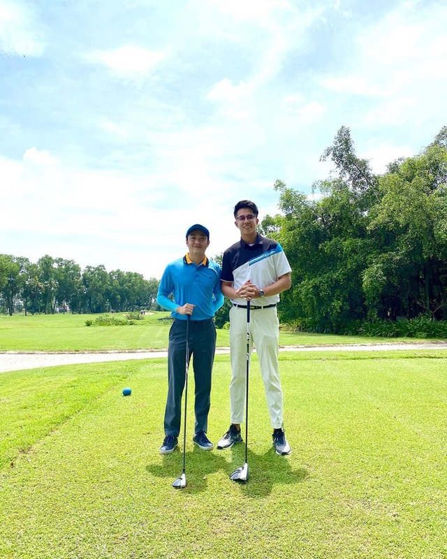 Cường Đô La lần đầu gặp mặt bạn trai Hương Giang trên sân golf, nhưng sao đại gia phố núi lại bị dìm hàng thế này? - Ảnh 1.