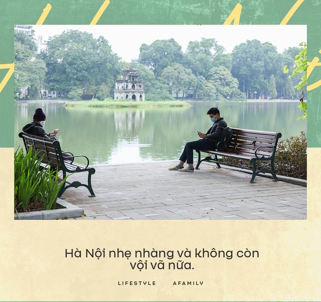  Nhiều người trở lại Hà Nội sau gần 3 tháng, lên phố tận hưởng buổi sáng bình thường mới cảm giác vừa lạ, vừa quen  - Ảnh 1.