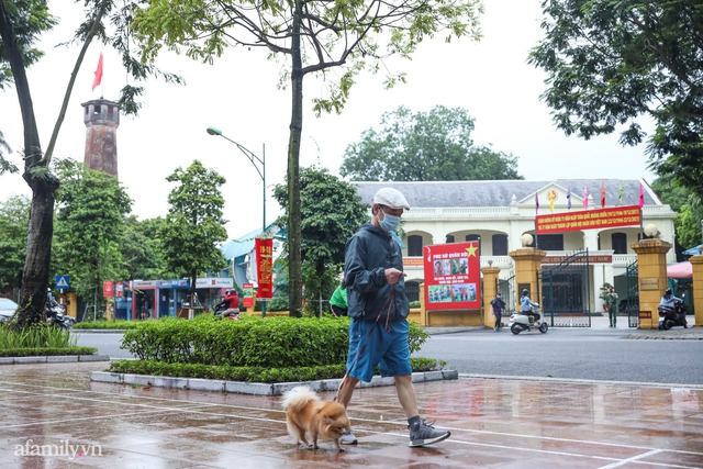  Nhiều người trở lại Hà Nội sau gần 3 tháng, lên phố tận hưởng buổi sáng bình thường mới cảm giác vừa lạ, vừa quen  - Ảnh 13.