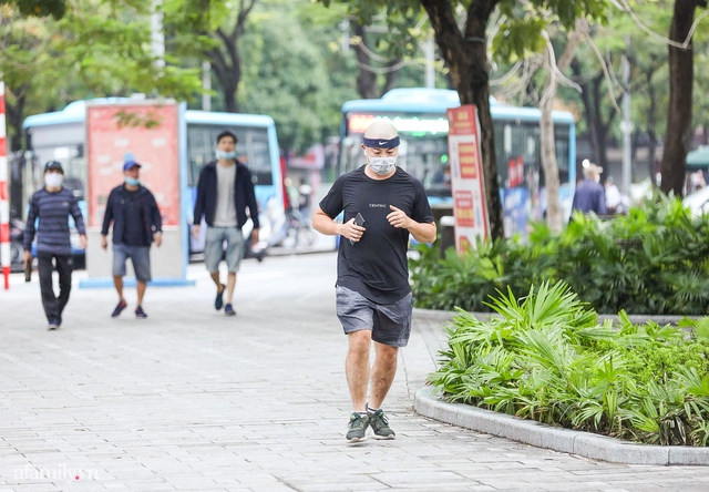  Nhiều người trở lại Hà Nội sau gần 3 tháng, lên phố tận hưởng buổi sáng bình thường mới cảm giác vừa lạ, vừa quen  - Ảnh 4.