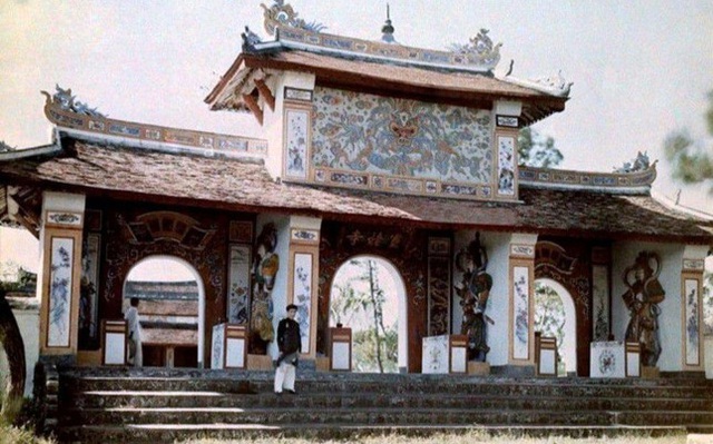 Bức tranh rồng phong cách cung đình từng tồn tại trên cổng tam quan chùa Thiên Mụ, Huế. Ảnh T.L