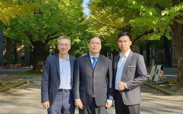 GS.TSKH Nguyễn Đình Đức (người đứng giữa) tiếp tục đứng đầu trong các nhà khoa học đang sinh sống và làm việc tại Việt Nam