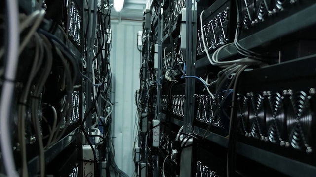 Bắn nhầm đồng đội khi đang bảo vệ mỏ bitcoin khỏi toán cướp - Ảnh 1. Bắn nhầm đồng đội khi đang bảo vệ mỏ bitcoin khỏi toán cướp - Ảnh 1.