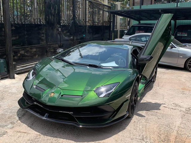 Ông trùm nhà thuốc Pharmacity cầm lái Lamborghini Aventador SVJ vừa mua lên phố sắm đồ - Ảnh 3.