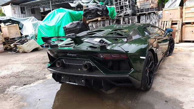 Ông trùm nhà thuốc Pharmacity cầm lái Lamborghini Aventador SVJ vừa mua lên phố sắm đồ - Ảnh 4.
