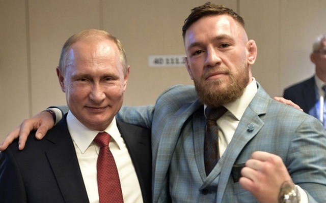 Tay đấm Conor McGregor từng bị vệ sĩ của ông Putin nhắc nhở khi choàng tay lên nhà lãnh đạo Nga trong lúc chụp ảnh.
