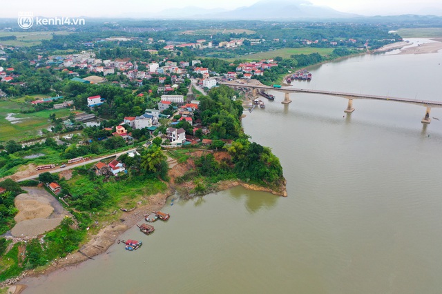  Hà Nội: Cận cảnh hơn 100m bờ đê sông Hồng bị sạt lở, hàng chục hộ dân sống trong lo lắng - Ảnh 1.