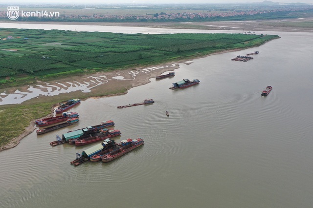  Hà Nội: Cận cảnh hơn 100m bờ đê sông Hồng bị sạt lở, hàng chục hộ dân sống trong lo lắng - Ảnh 7.