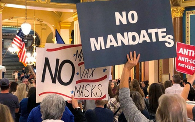 Người biểu tình phản đối tiêm vắc-xin Covid-19 bắt buộc ở bang Iowa - Mỹ ngày 28-10. Ảnh: AP