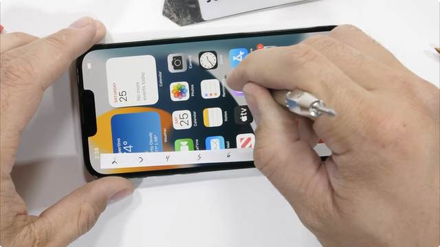 Kiểm chứng độ bền iPhone 13 Pro Max: Những điều mà Apple không nói với người dùng? - Ảnh 4. Kiểm chứng độ bền iPhone 13 Pro Max: Những điều mà Apple không nói với người dùng? - Ảnh 4.