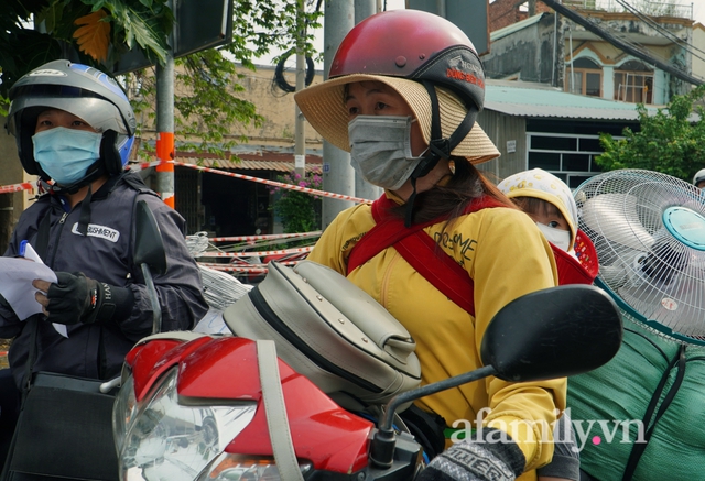 Giữa dòng người rời Sài Gòn tránh dịch, mẹ địu con chạy xe máy 400km về với Tây Nguyên - Ảnh 5.