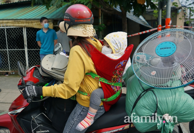 Giữa dòng người rời Sài Gòn tránh dịch, mẹ địu con chạy xe máy 400km về với Tây Nguyên - Ảnh 6.