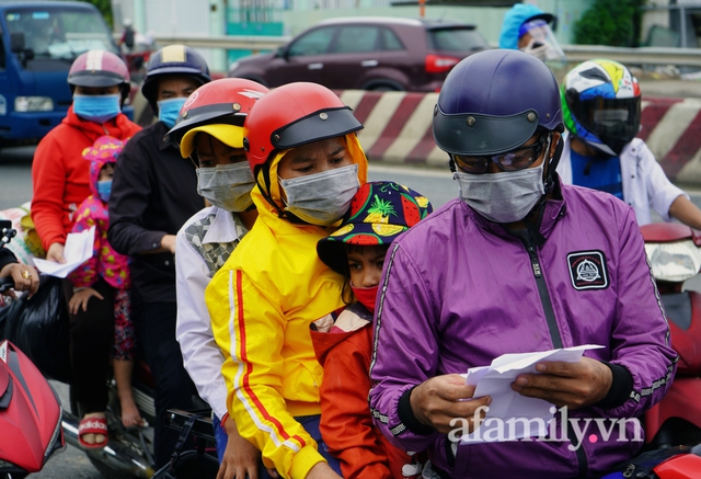 Giữa dòng người rời Sài Gòn tránh dịch, mẹ địu con chạy xe máy 400km về với Tây Nguyên - Ảnh 9.