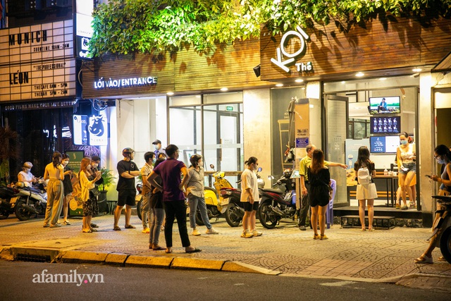 Sài Gòn vừa nới lỏng giãn cách, nhiều bạn trẻ đã đứng chờ hơn 20 phút để chụp được 1 tấm hình trước quán cà phê có bờ tường hot nhất mạng xã hội, “thật không hiểu nổi!?” - Ảnh 11.