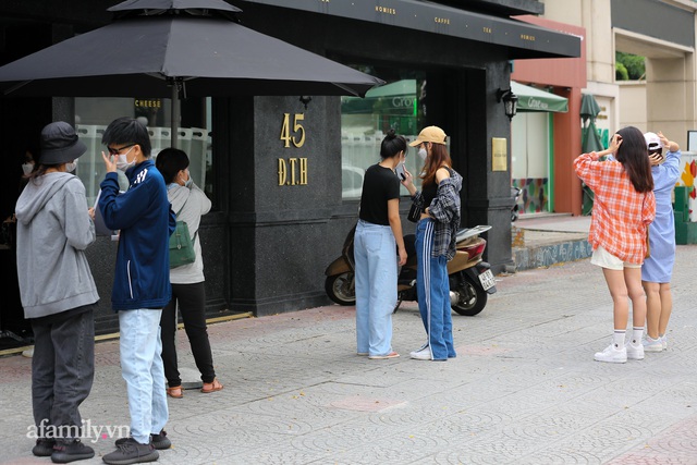 Sài Gòn vừa nới lỏng giãn cách, nhiều bạn trẻ đã đứng chờ hơn 20 phút để chụp được 1 tấm hình trước quán cà phê có bờ tường hot nhất mạng xã hội, “thật không hiểu nổi!?” - Ảnh 4.