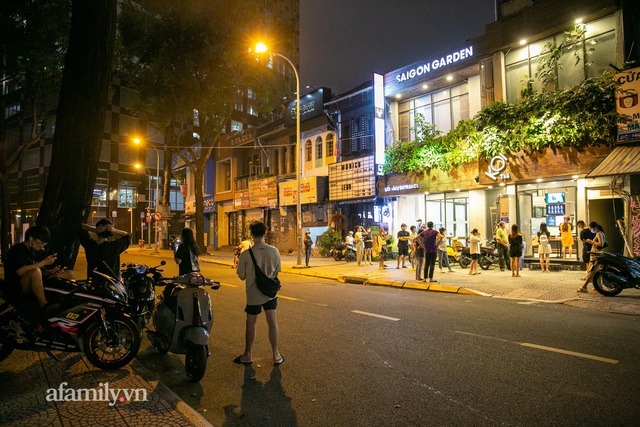 Sài Gòn vừa nới lỏng giãn cách, nhiều bạn trẻ đã đứng chờ hơn 20 phút để chụp được 1 tấm hình trước quán cà phê có bờ tường hot nhất mạng xã hội, “thật không hiểu nổi!?” - Ảnh 10.