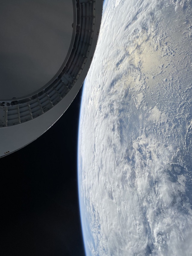 Tỷ phú chia sẻ ảnh chụp bằng iPhone 12 trên tàu của SpaceX: Thật ấn tượng khi một chiếc iPhone chụp được như thế này - Ảnh 1.