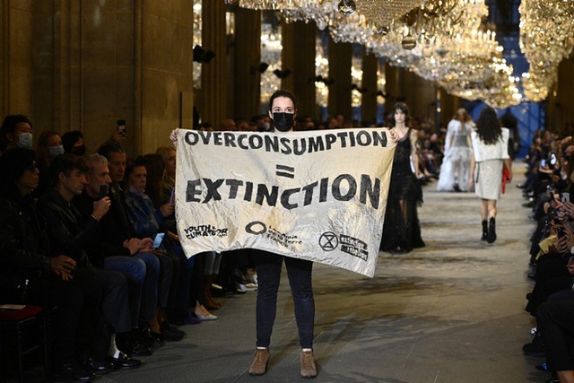  BIẾN CĂNG: Biểu tình giữa show Louis Vuitton làm khách mời nhốn nháo, bảo vệ phải lao lên sàn diễn dẹp loạn - Ảnh 10.