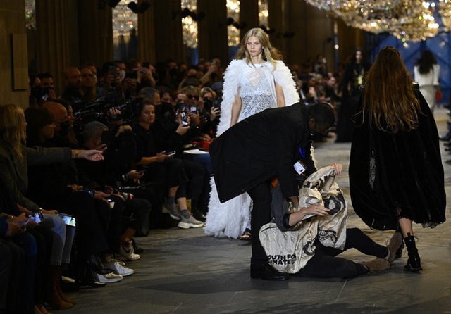  BIẾN CĂNG: Biểu tình giữa show Louis Vuitton làm khách mời nhốn nháo, bảo vệ phải lao lên sàn diễn dẹp loạn - Ảnh 11.