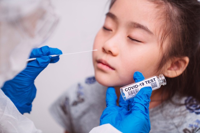  Trẻ em cũng là đối tượng cần tiếp cận sớm với vắc xin Covid-19 - Ảnh 3.