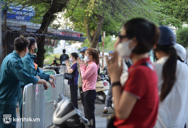  Hà Nội: Người dân lách qua hàng rào, đứng vái vọng ở Phủ Tây Hồ ngày mùng 1 - Ảnh 6.