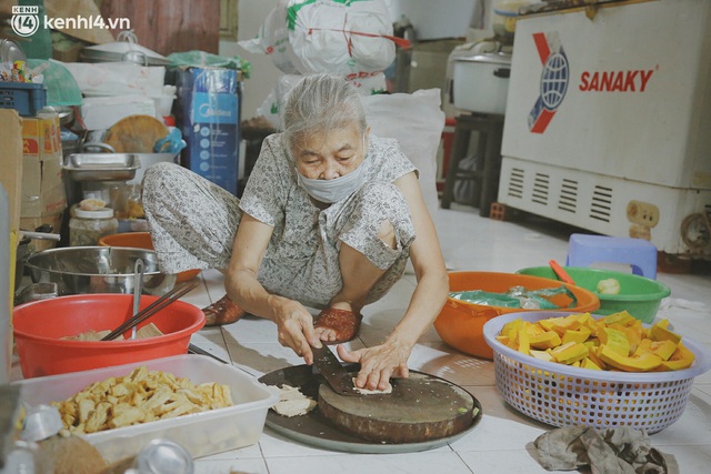  Ông bà cụ cặm cụi nấu từng suất cơm 0 đồng cho bà con nghèo ở Sài Gòn: Ngoại làm cực mà vui, ngày ngủ có 3 tiếng nhưng khỏe re - Ảnh 1.