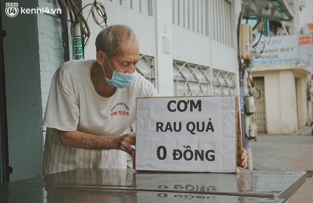 Ông bà cụ cặm cụi nấu từng suất cơm 0 đồng cho bà con nghèo ở Sài Gòn: Ngoại làm cực mà vui, ngày ngủ có 3 tiếng nhưng khỏe re - Ảnh 2. Ông bà cụ cặm cụi nấu từng suất cơm 0 đồng cho bà con nghèo ở Sài Gòn: Ngoại làm cực mà vui, ngày ngủ có 3 tiếng nhưng khỏe re - Ảnh 2.