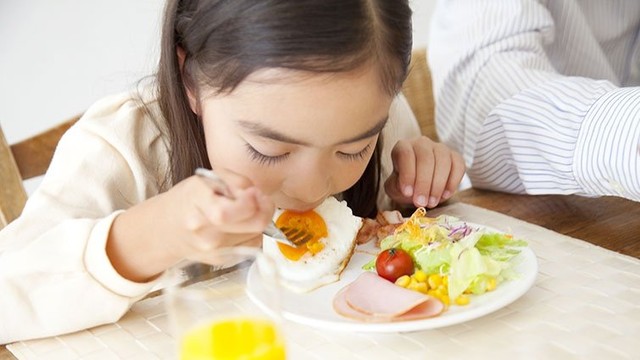 3 kiểu bữa sáng cực kỳ dễ gây ung thư cho trẻ nhỏ, hơn nữa còn gây đau dạ dày và làm tổn thương nhiều cơ quan  - Ảnh 1.