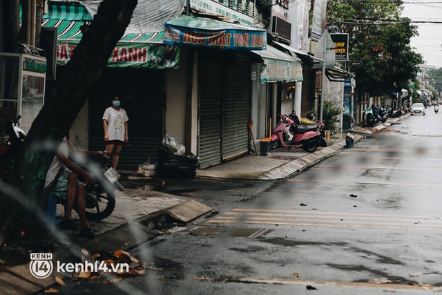  Người Sài Gòn chui hàng rào thép gai để giao hàng vì chốt chặn một số nơi chưa được tháo gỡ - Ảnh 11.