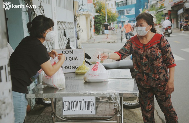  Ông bà cụ cặm cụi nấu từng suất cơm 0 đồng cho bà con nghèo ở Sài Gòn: Ngoại làm cực mà vui, ngày ngủ có 3 tiếng nhưng khỏe re - Ảnh 11.