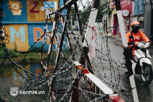  Người Sài Gòn chui hàng rào thép gai để giao hàng vì chốt chặn một số nơi chưa được tháo gỡ - Ảnh 13.