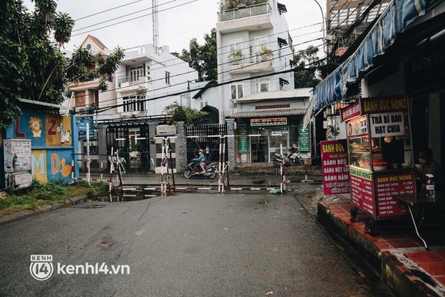  Người Sài Gòn chui hàng rào thép gai để giao hàng vì chốt chặn một số nơi chưa được tháo gỡ - Ảnh 15.