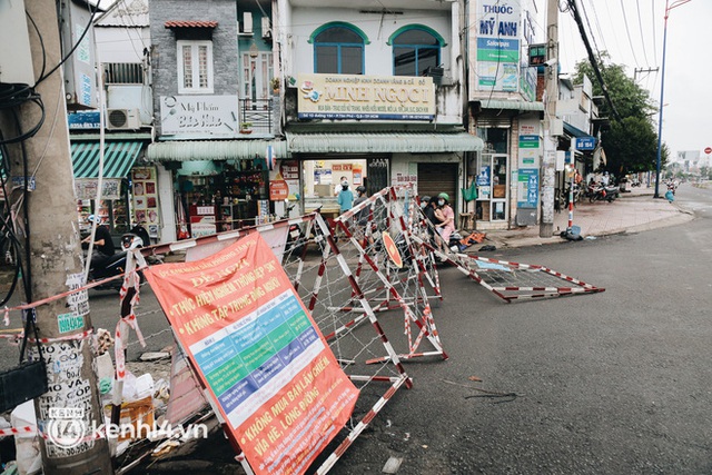  Người Sài Gòn chui hàng rào thép gai để giao hàng vì chốt chặn một số nơi chưa được tháo gỡ - Ảnh 16.