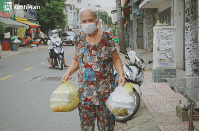  Ông bà cụ cặm cụi nấu từng suất cơm 0 đồng cho bà con nghèo ở Sài Gòn: Ngoại làm cực mà vui, ngày ngủ có 3 tiếng nhưng khỏe re - Ảnh 18.