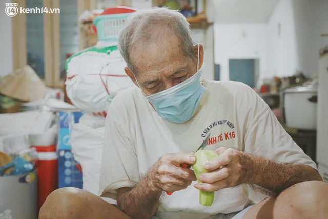 Ông bà cụ cặm cụi nấu từng suất cơm 0 đồng cho bà con nghèo ở Sài Gòn: Ngoại làm cực mà vui, ngày ngủ có 3 tiếng nhưng khỏe re - Ảnh 4. Ông bà cụ cặm cụi nấu từng suất cơm 0 đồng cho bà con nghèo ở Sài Gòn: Ngoại làm cực mà vui, ngày ngủ có 3 tiếng nhưng khỏe re - Ảnh 4.