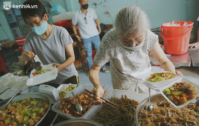  Ông bà cụ cặm cụi nấu từng suất cơm 0 đồng cho bà con nghèo ở Sài Gòn: Ngoại làm cực mà vui, ngày ngủ có 3 tiếng nhưng khỏe re - Ảnh 6.